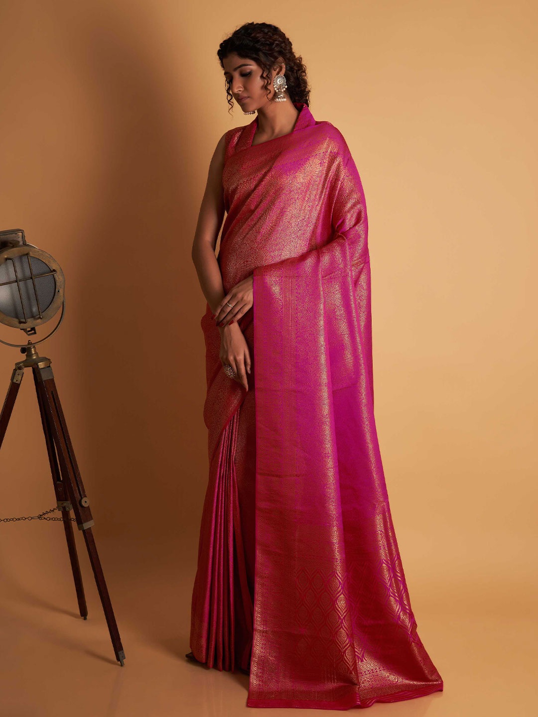 

Vardha Woven Design Zari Silk Blend Kanjeevaram Saree, Pink