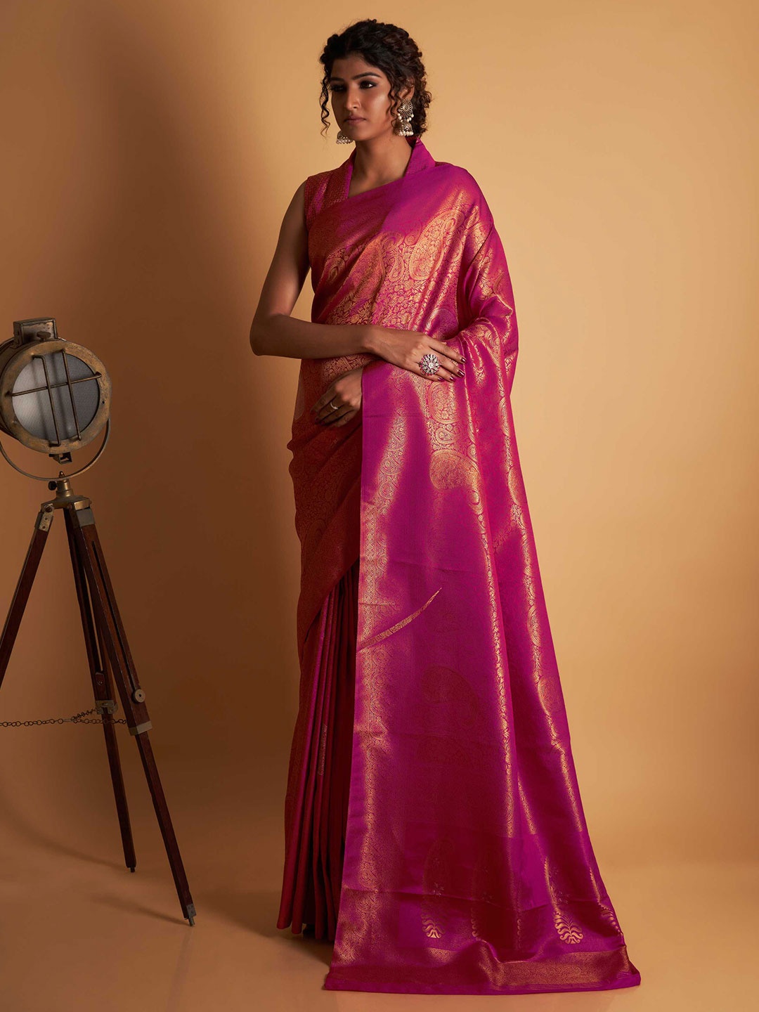 

Vardha Woven Design Zari Silk Blend Kanjeevaram Saree, Pink