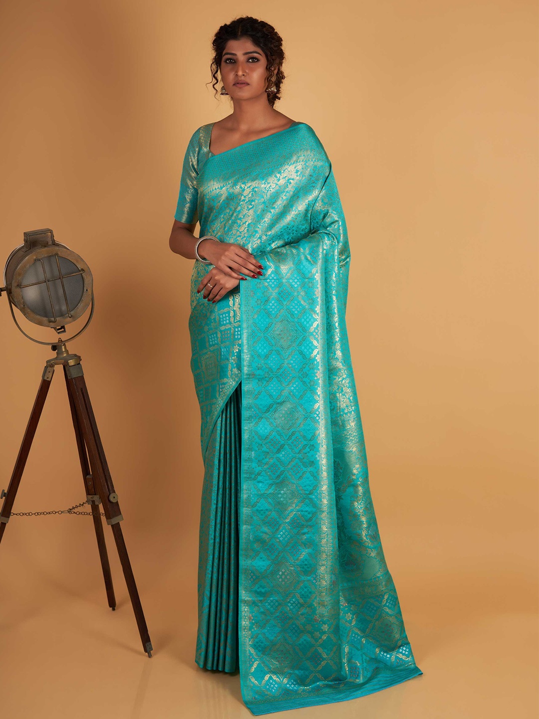 

Vardha Woven Design Zari Kanjeevaram Saree, Turquoise blue