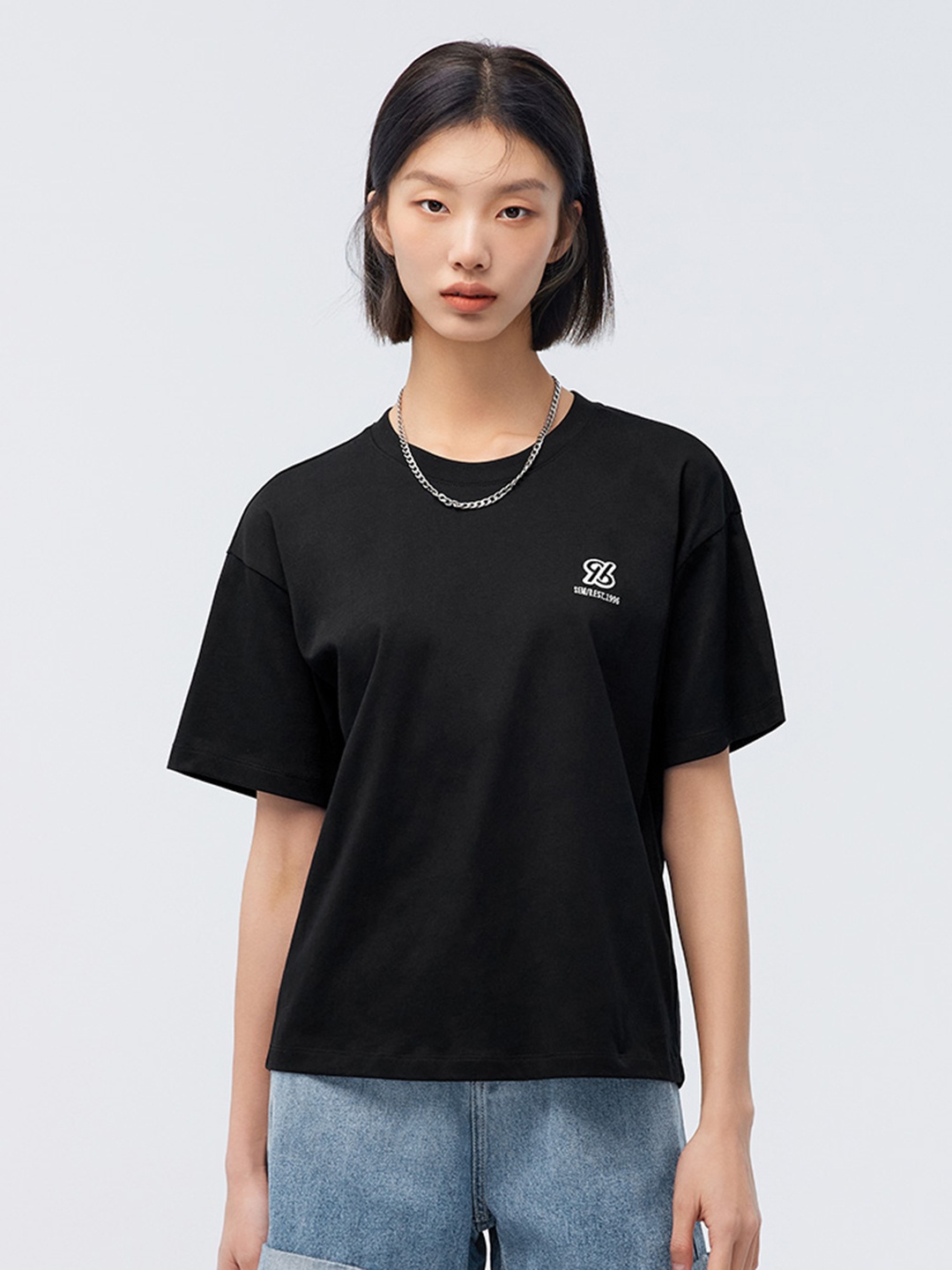 

SEMIR Women Drop-Shoulder Sleeves Applique Detail T-shirt, Black