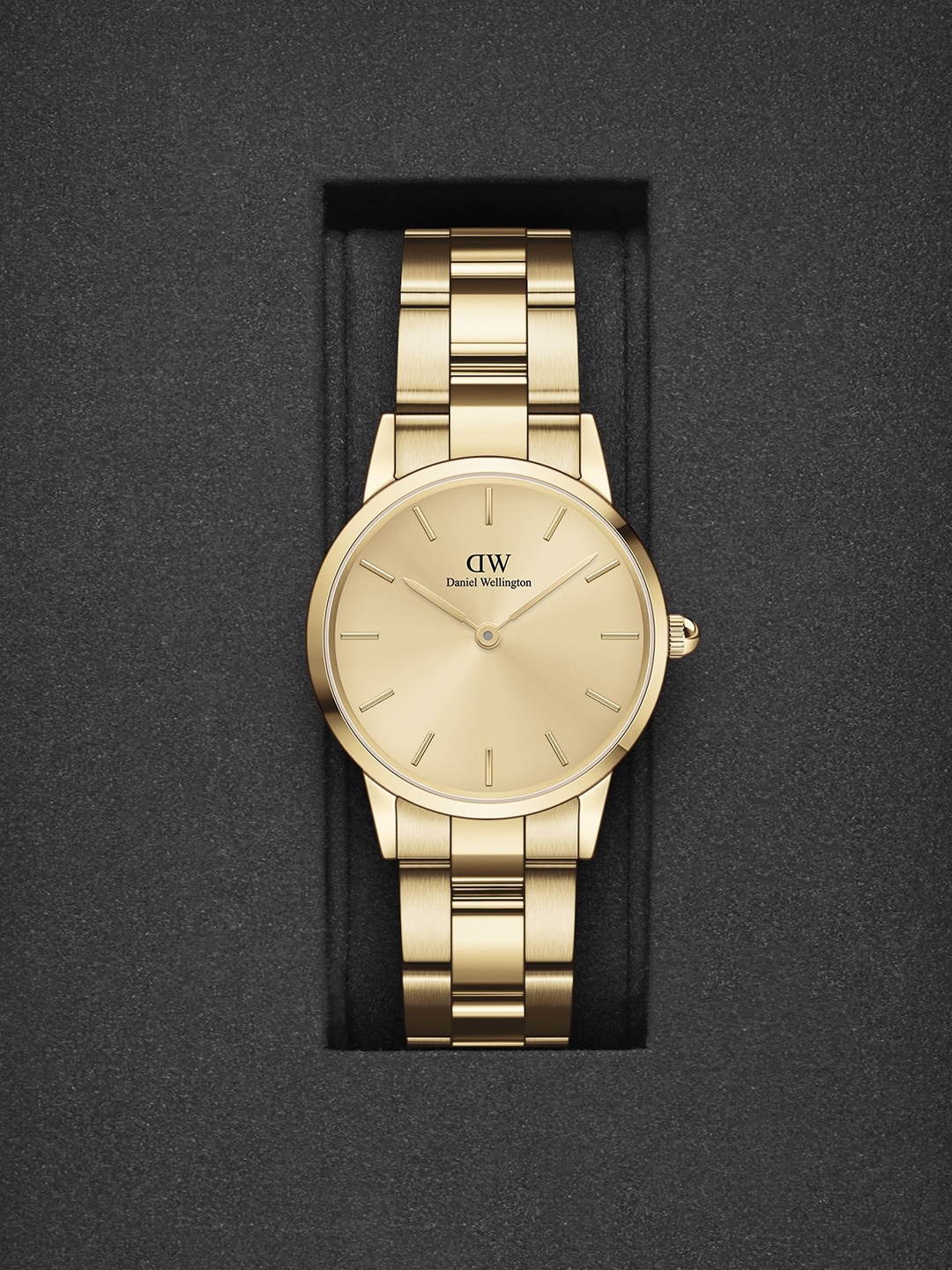 

Daniel Wellington Women Iconic Link Unitone 28mm Gold Dial Round Analogue Watch-DW00100403