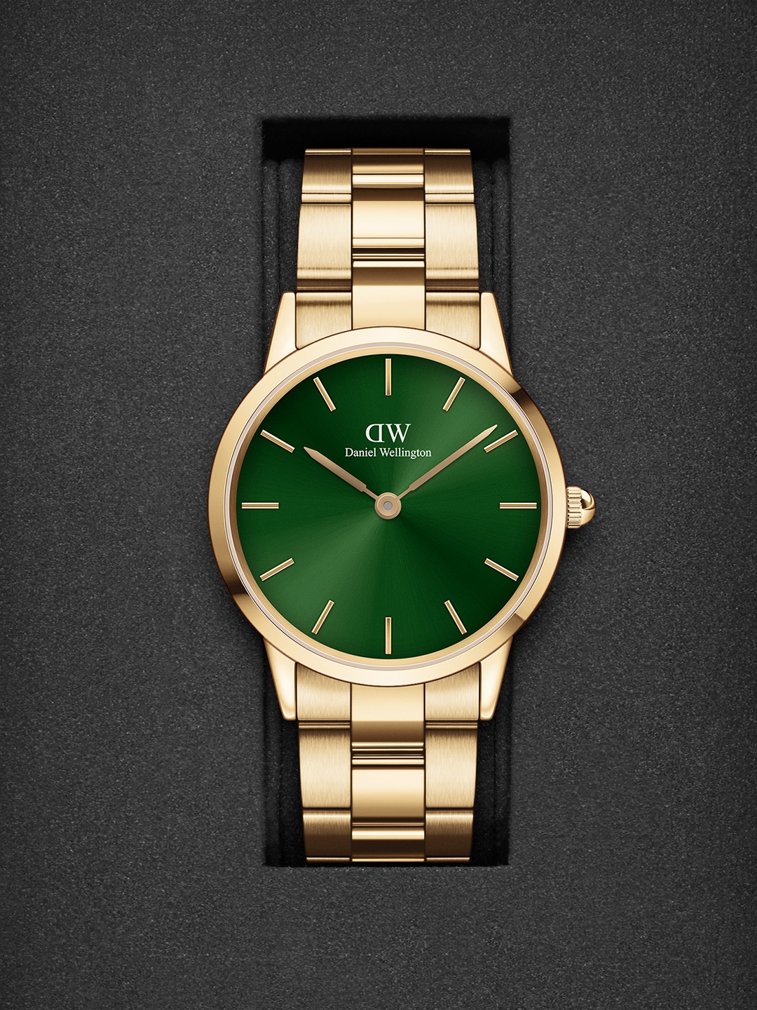 

Daniel Wellington Unisex Iconic Link 36mm Green Dial Round Analogue Watch- DW00100553