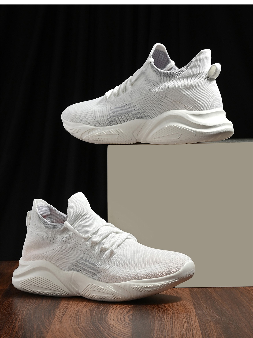 

HRX by Hrithik Roshan Men White Memory Foam Non-Marking Walking Shoes