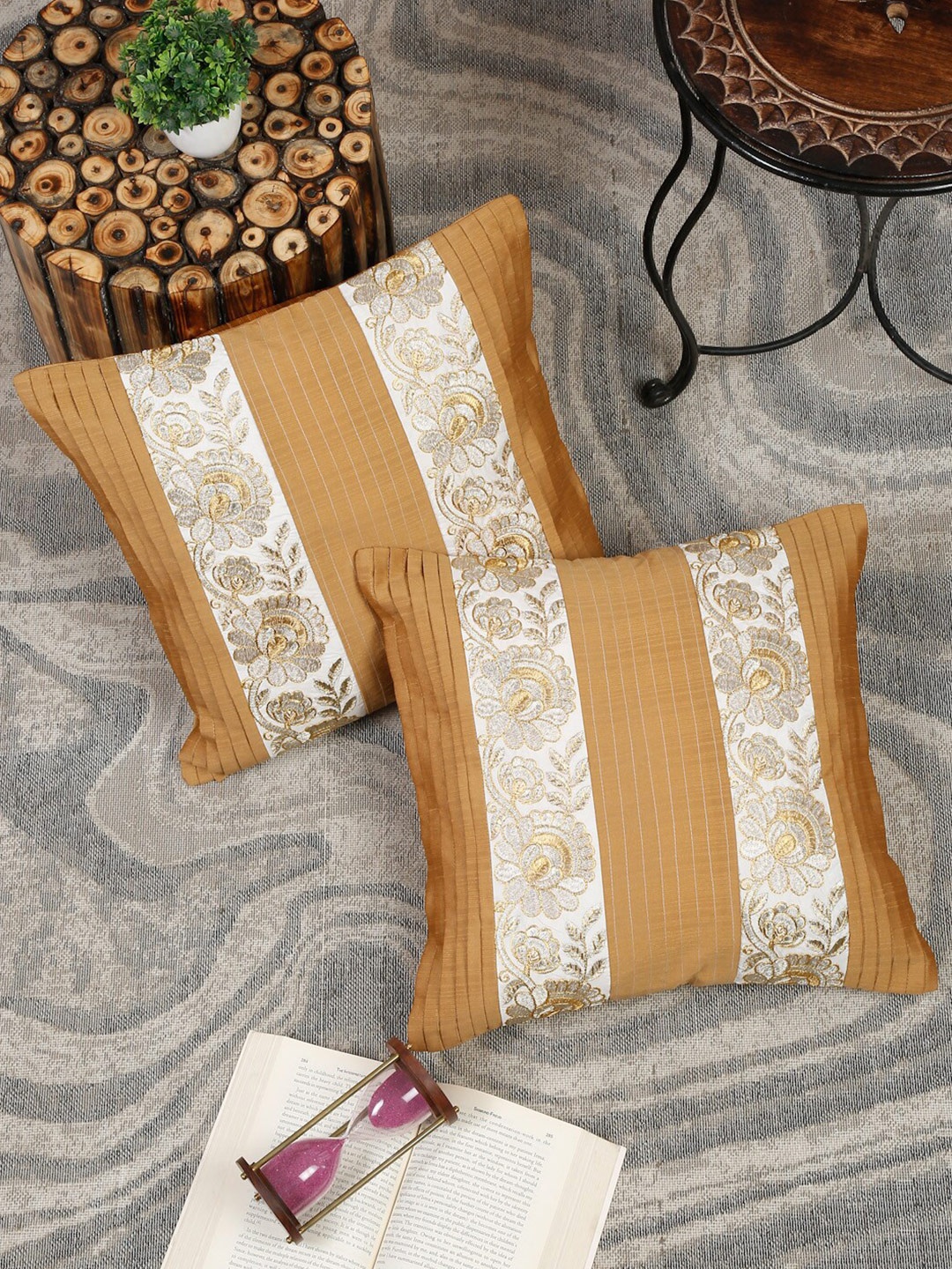 

eyda Beige & Cream-Coloured 2-Pieces Embroidered Square Cushion Covers