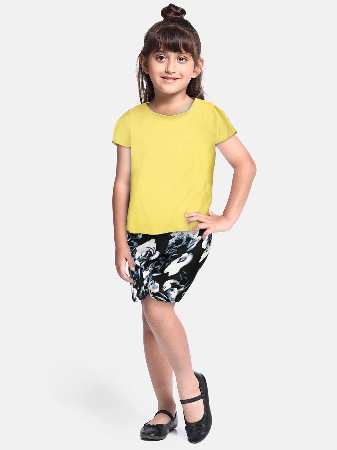 

Eteenz Girls Premium Cotton Solid Round Neck T-shirt, Yellow