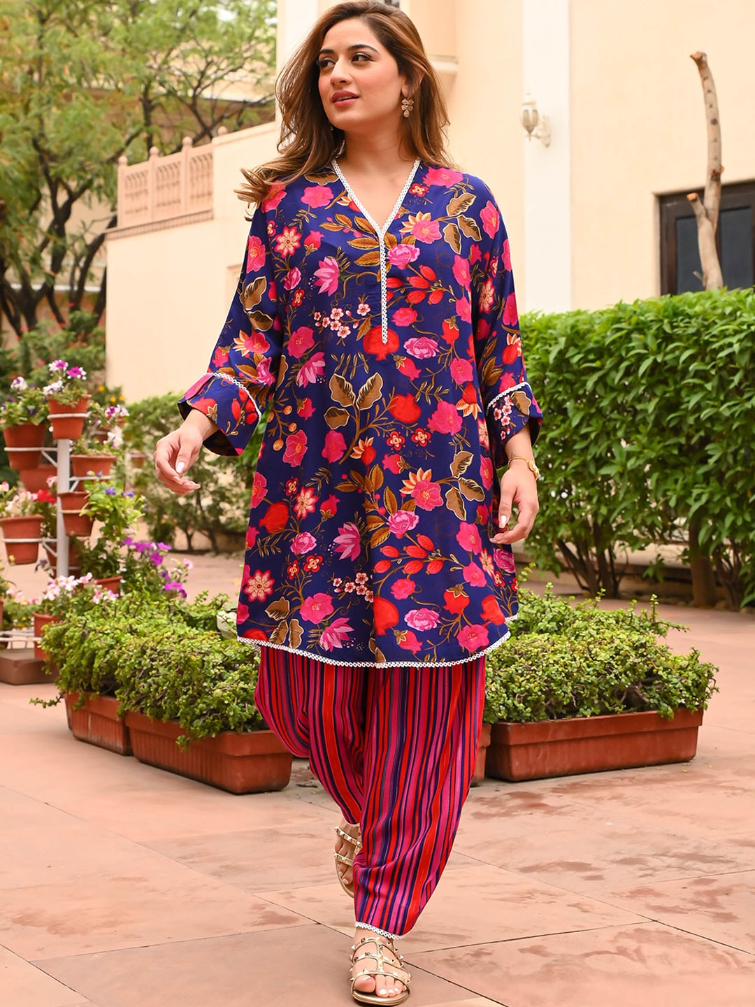 

Bunaai Floral Printed Regular Kurti with Trousers, Blue