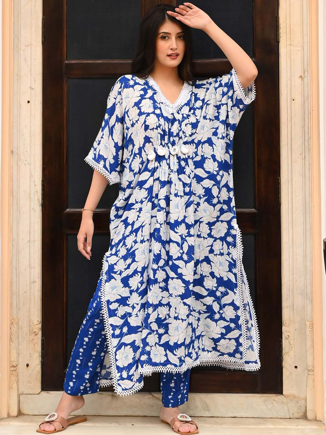 

Bunaai Floral Printed Regular Kurti with Trousers, Blue