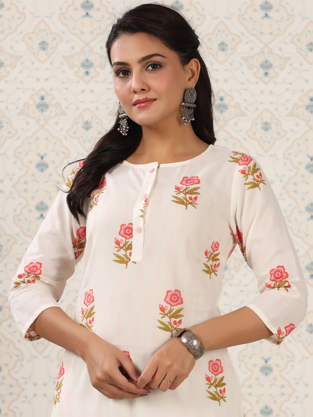 

Ode by House of Pataudi Off White Floral Printed Kurta