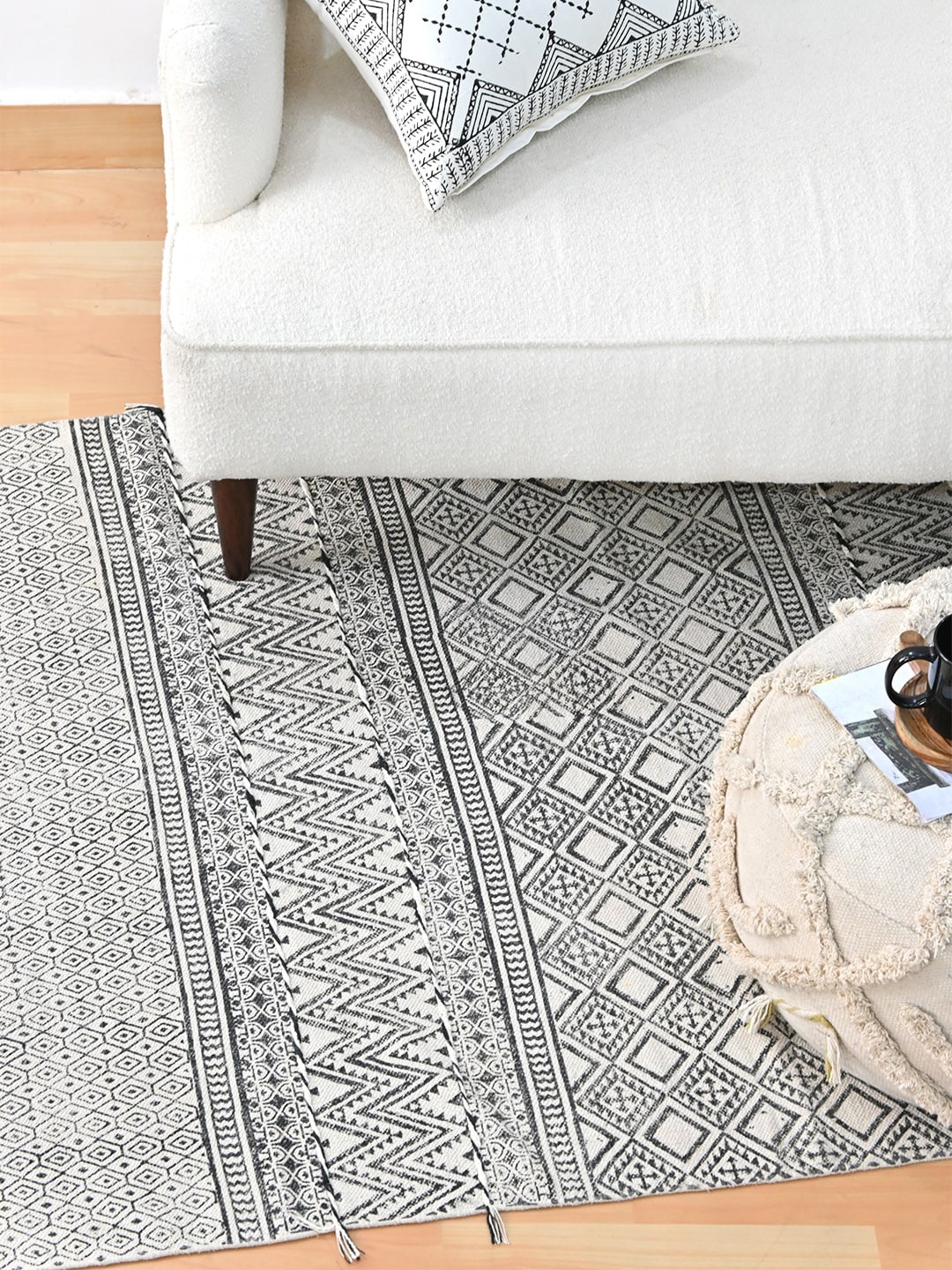 

Art Avenue White & Black Printed Cotton Traditional Rectangular Carpet