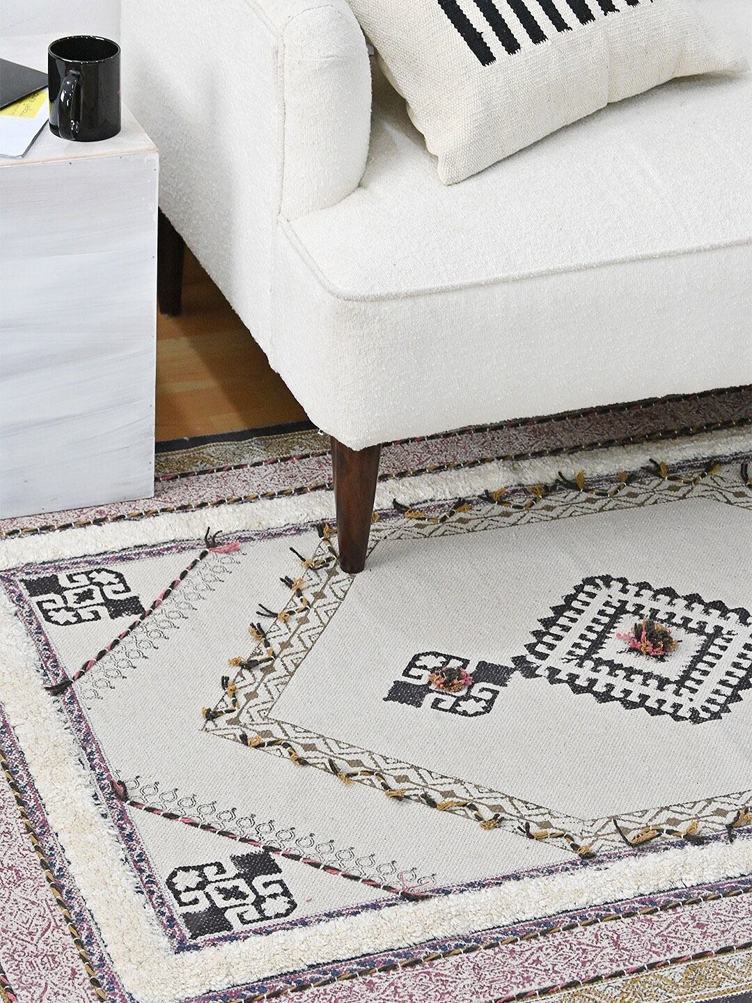 

Art Avenue White & Pink Printed Cotton Traditional Rectangular Carpet