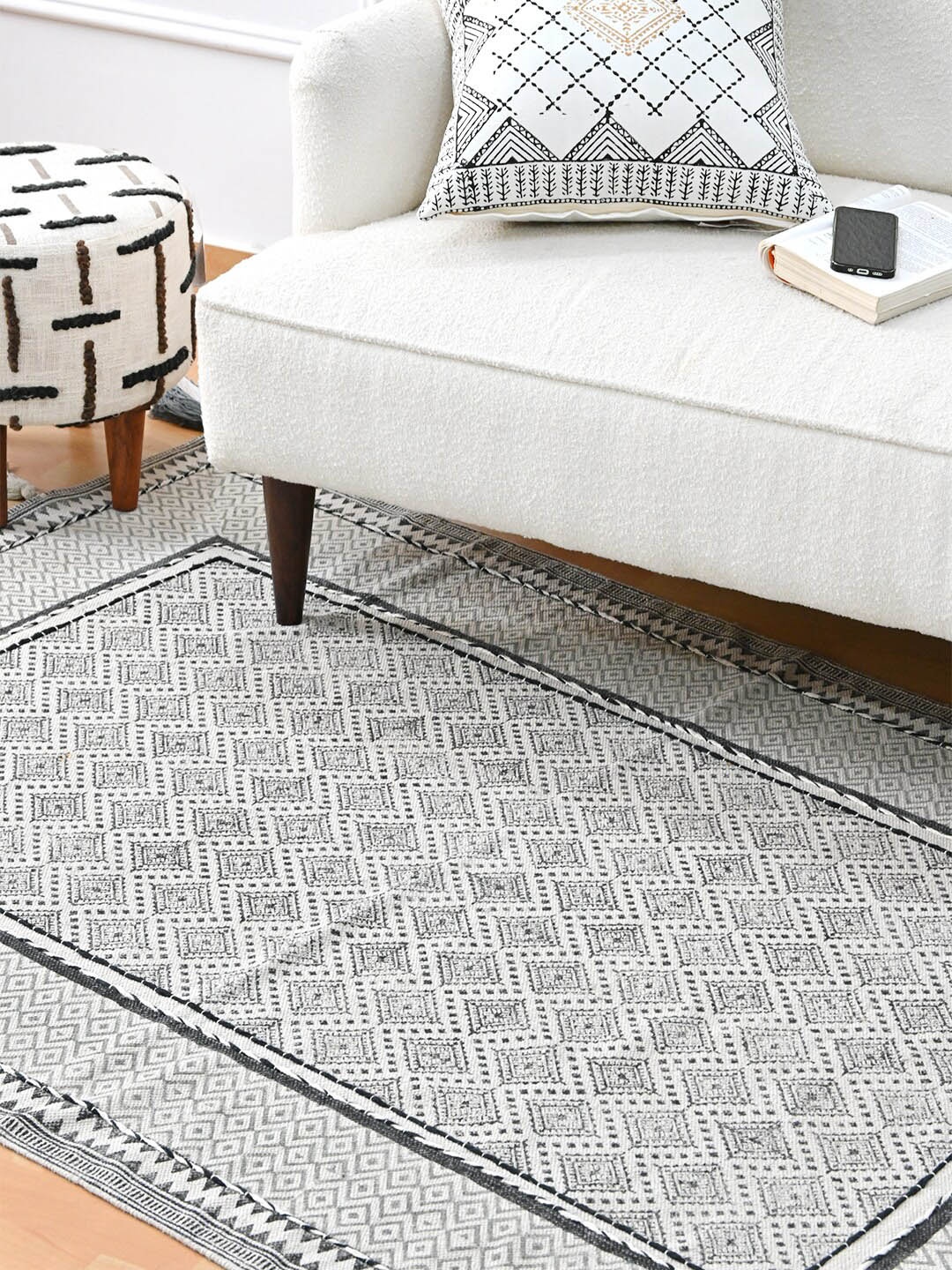 

Art Avenue White & Black Printed Cotton Traditional Rectangular Carpet