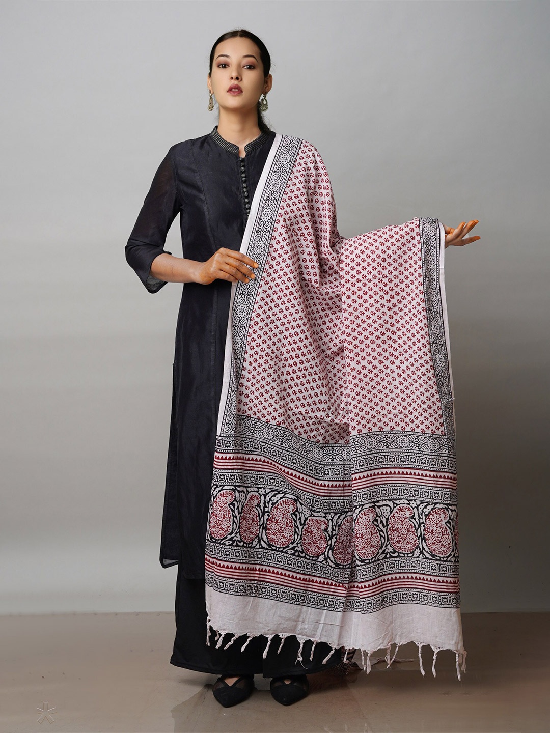 

Unnati Silks Ethnic Motifs Printed Tie and Dye Dupatta, White