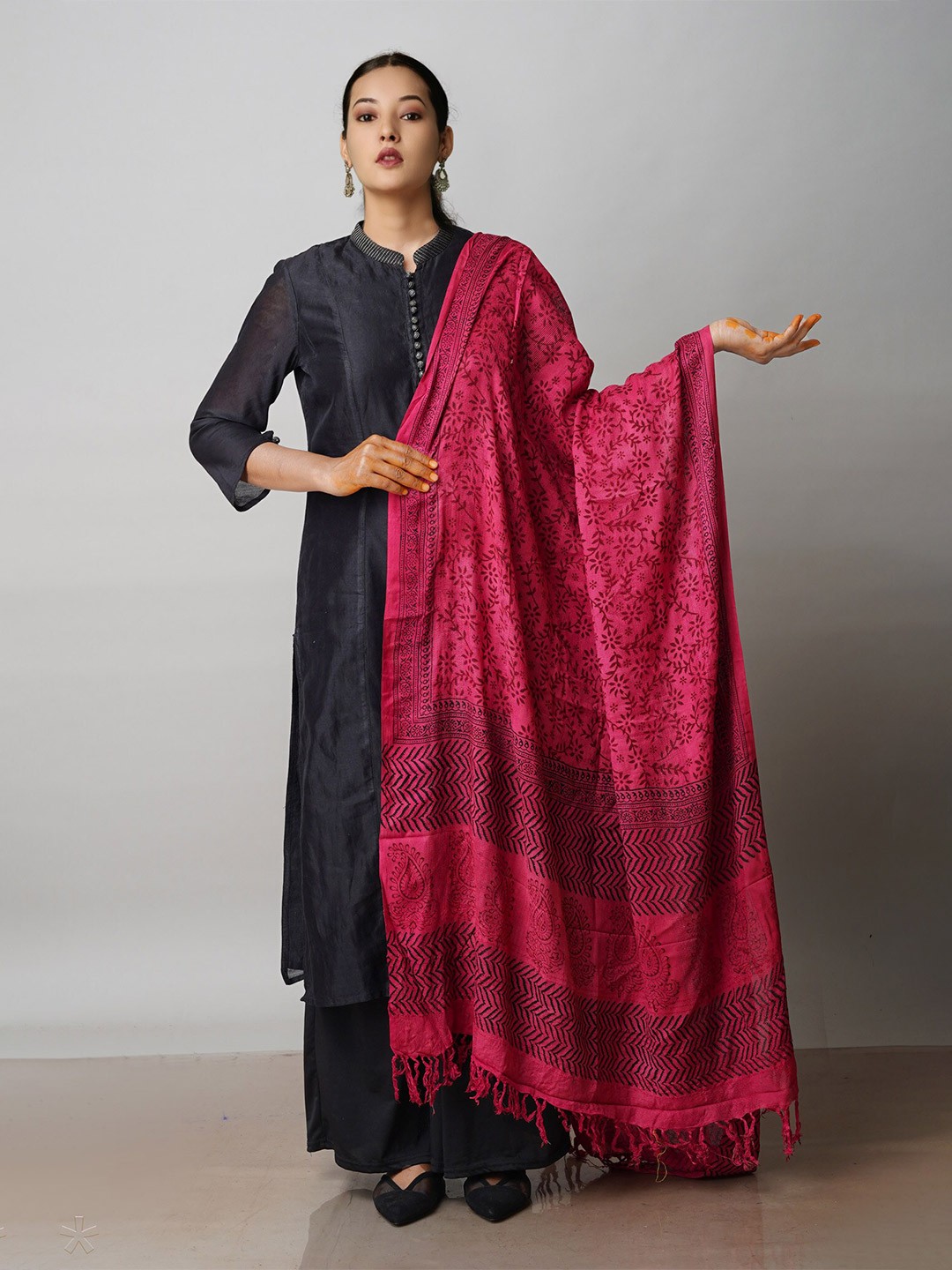 

Unnati Silks Ethnic Motifs Printed Tie and Dye Dupatta, Pink
