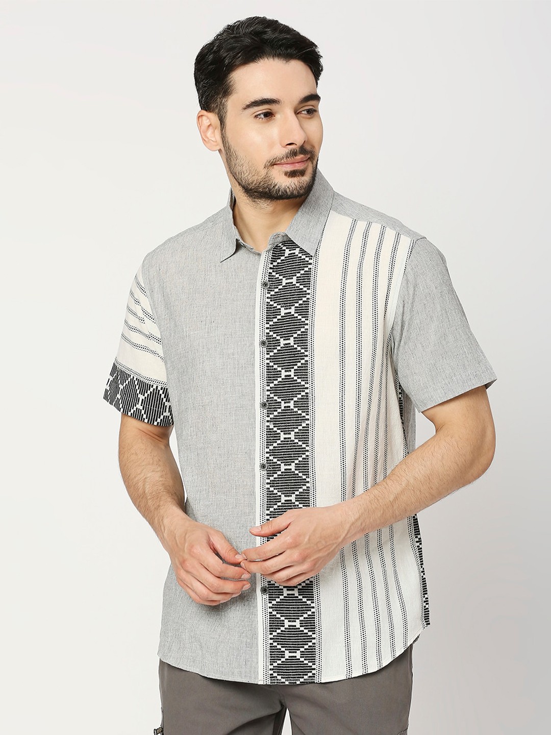 

Blamblack Spread Collar Geometric Printed Comfort Fit Opaque Casual Shirt, Off white