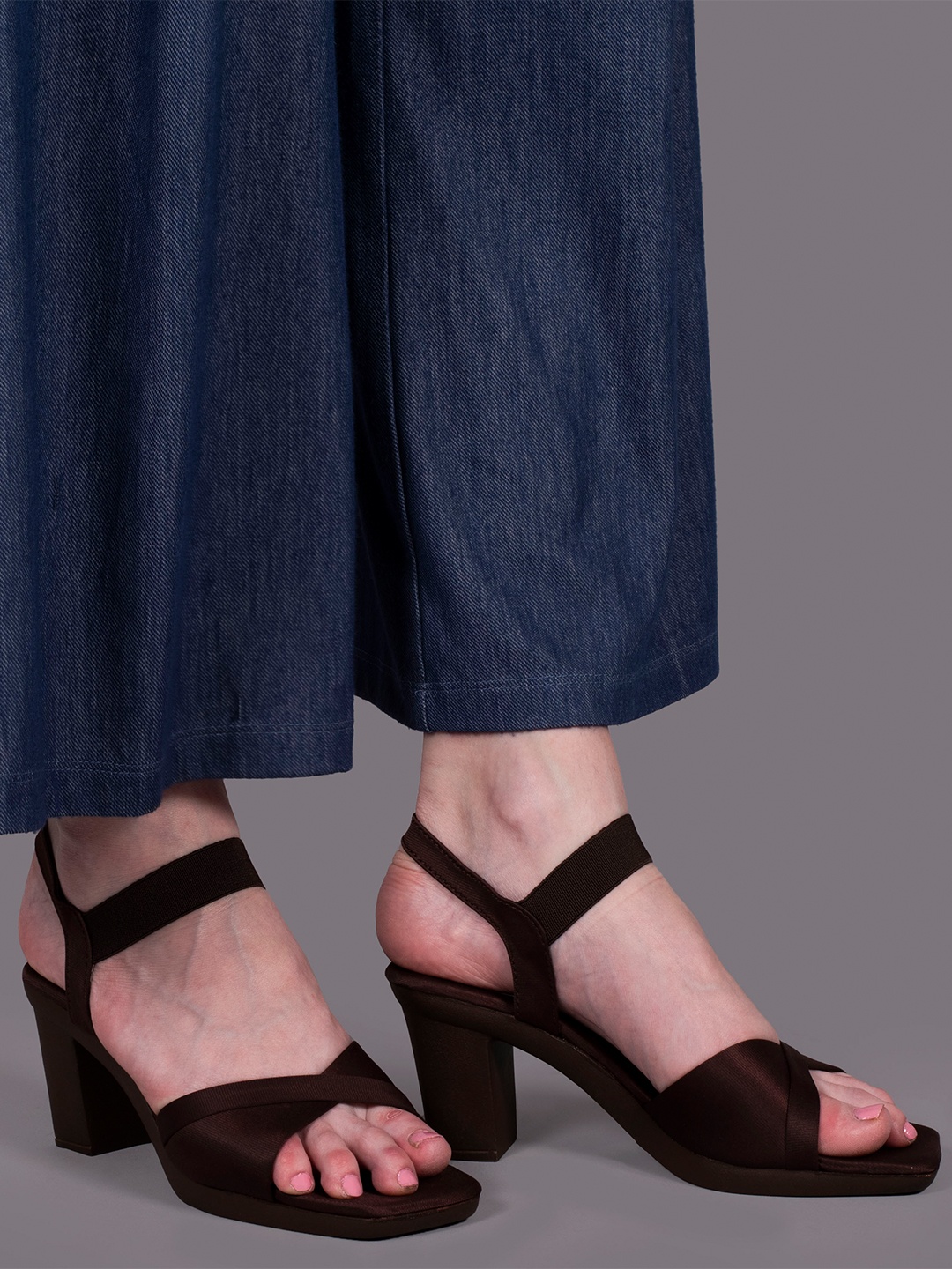 

AROOM Open Toe Block Heels With Backstrap, Brown