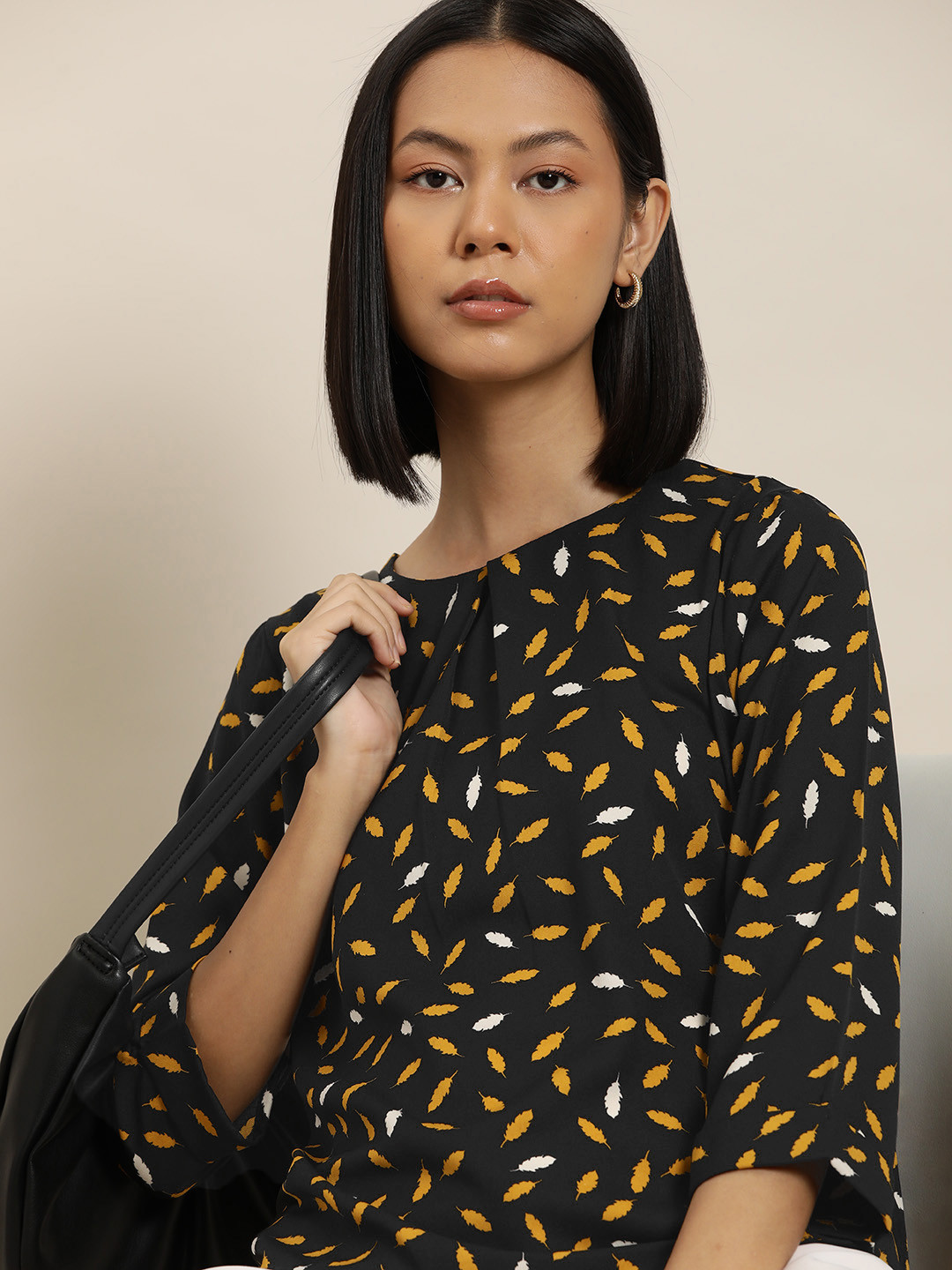 

her by invictus Conversational Print Puff Sleeve Top, Black