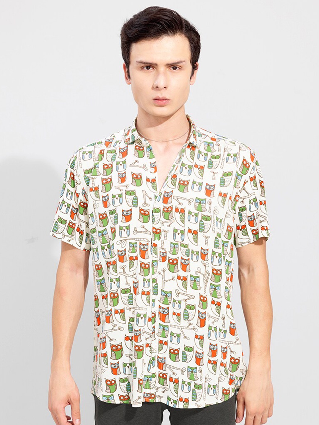 

Snitch White & Green Slim Fit Conversational Printed Casual Shirt