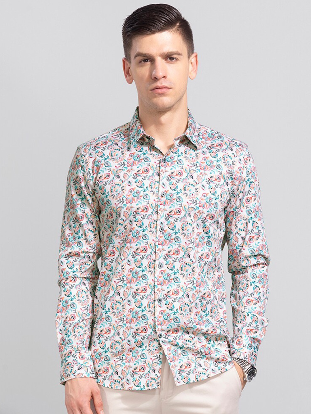 

Snitch White Spread Collar Slim Fit Floral Printed Casual Shirt