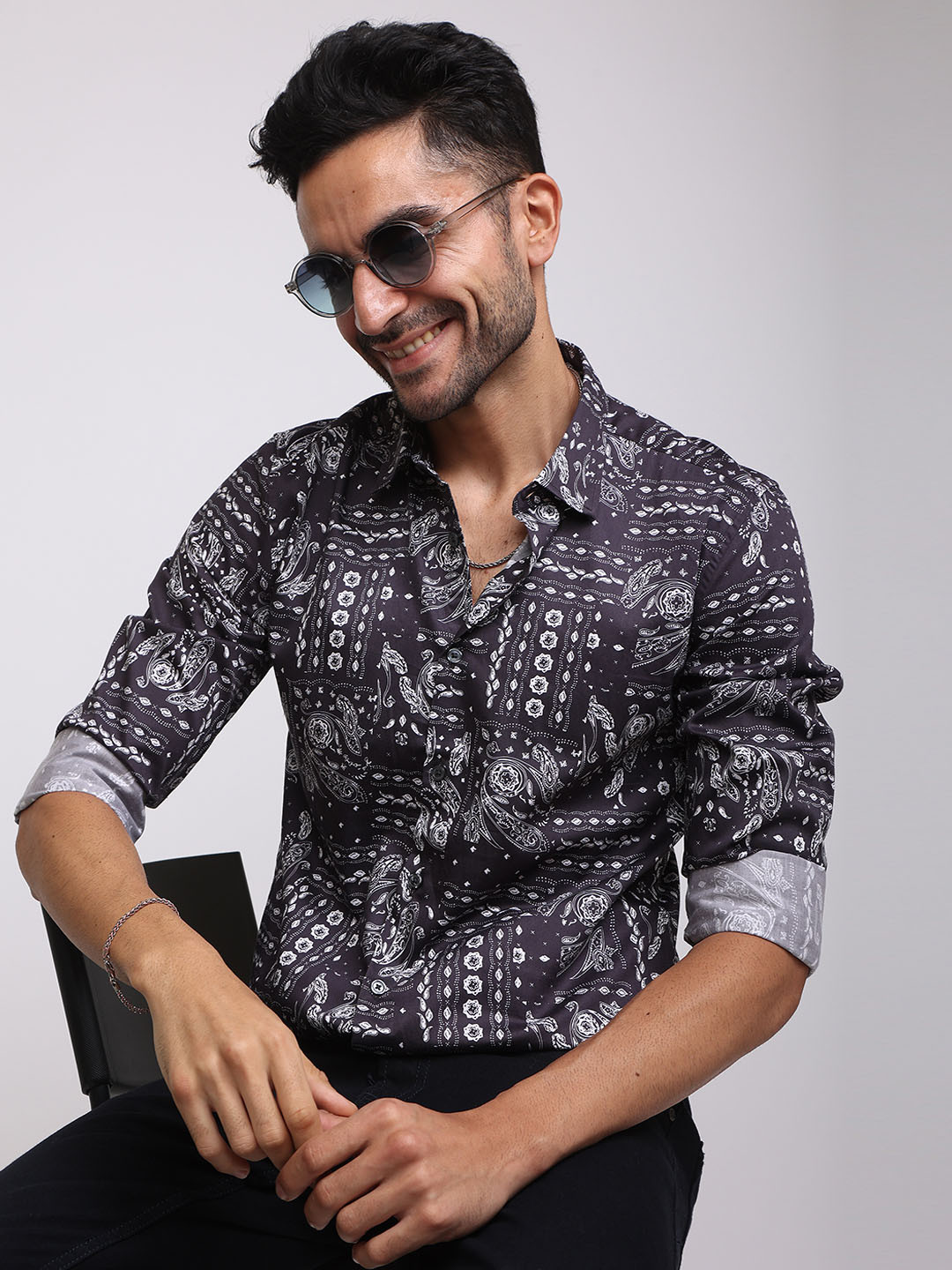 

Snitch Men Grey And White Floral Printed Cotton Casual Shirt