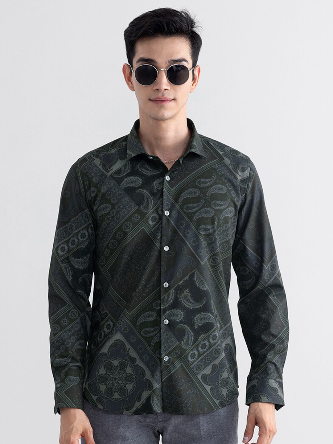 

Snitch Green Ethnic Motifs Printed Slim Fit Cotton Casual Shirt