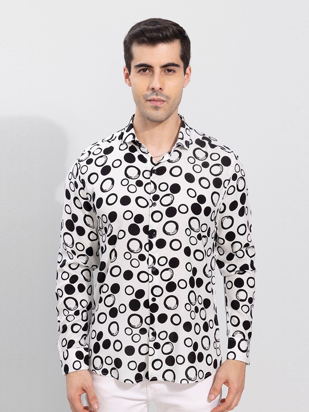

Snitch White & Black Geometric Printed Slim Fit Casual Shirt