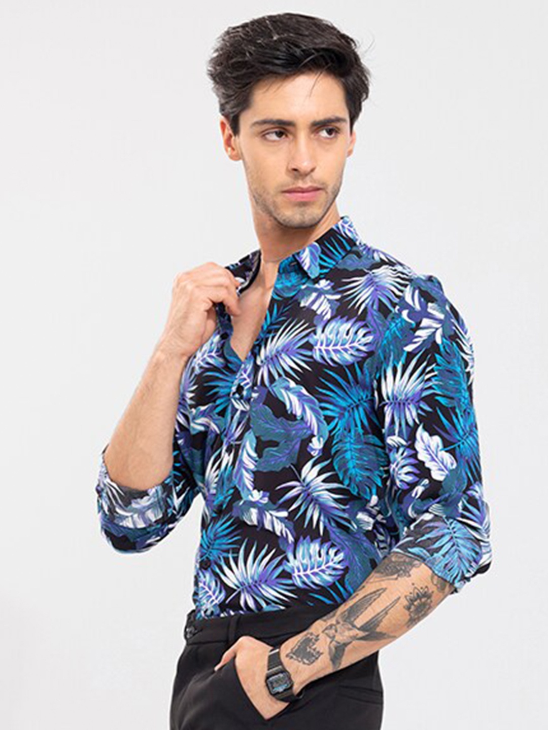 

Snitch Blue And White Tropical Printed Casual Shirt