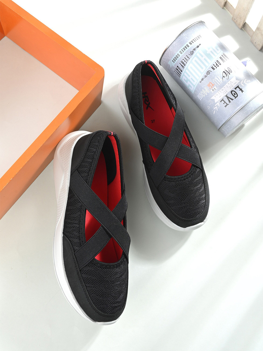 

HRX by Hrithik Roshan Women Black & White Memory Foam Textile Marking Walking Shoes