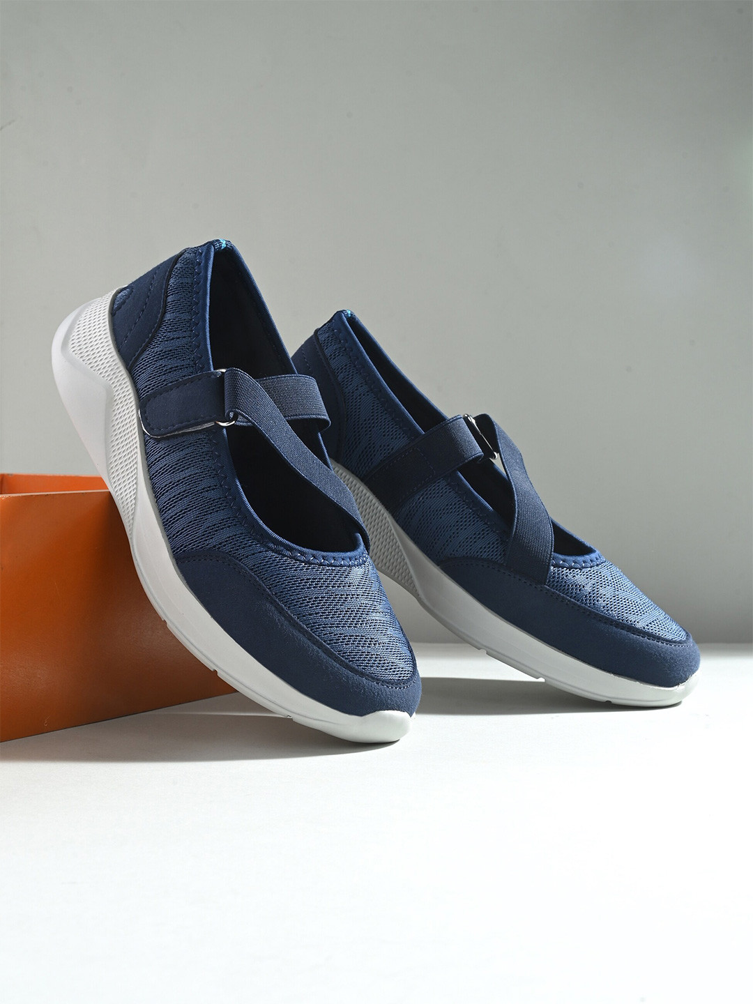

HRX by Hrithik Roshan Women Navy Blue & White Memory Foam Textile Marking Walking Shoes