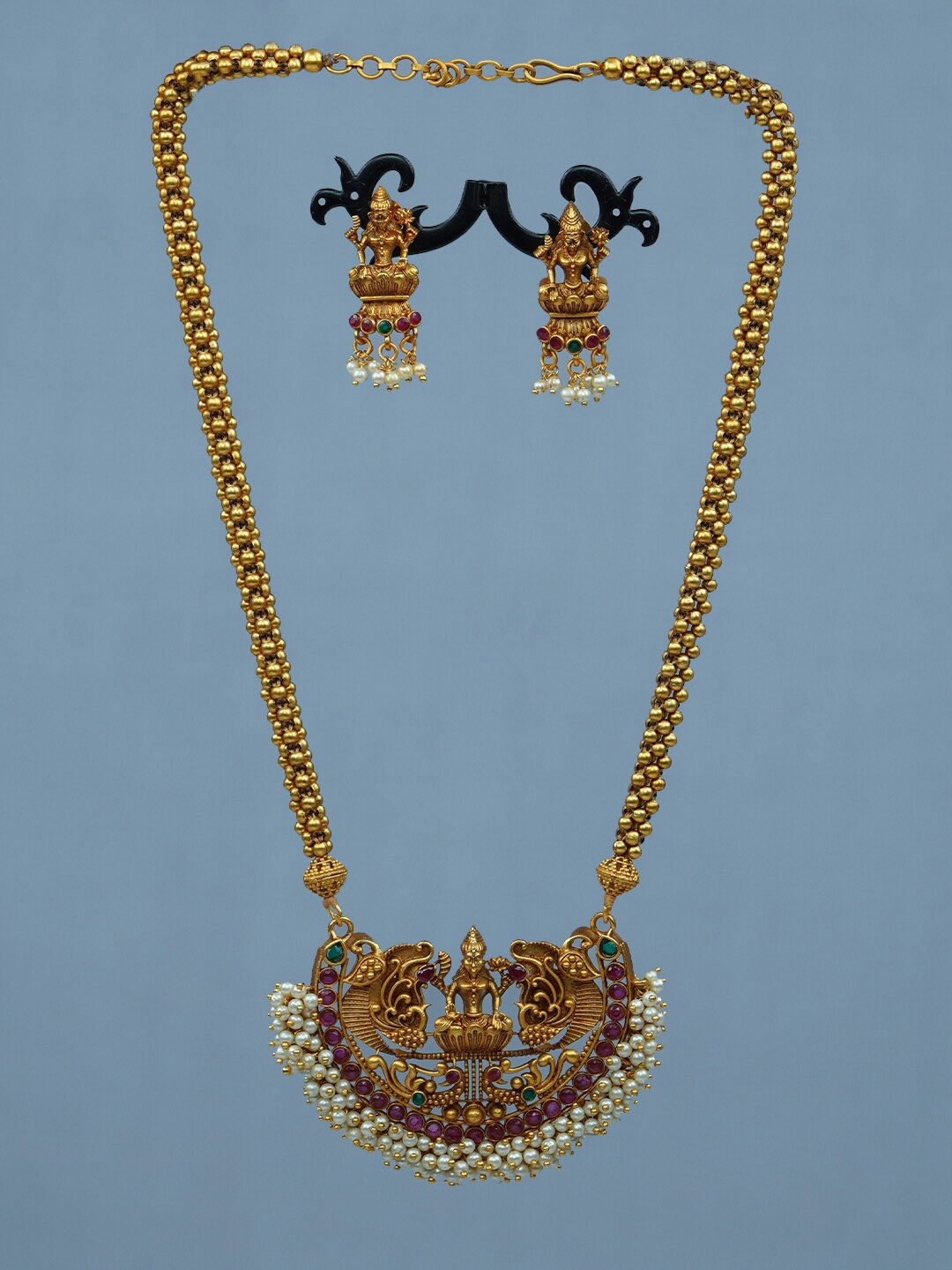 

Diksha collection Gold-Plated Stone Studded & Pearl Beaded Jewellery Set