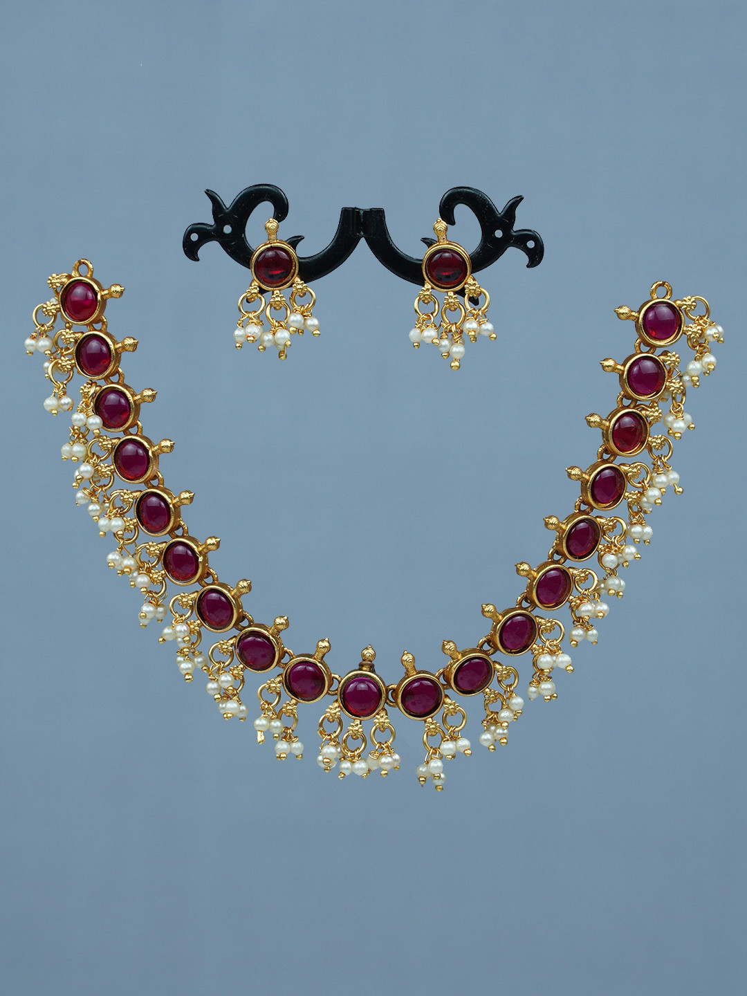 

Diksha collection Gold-Plated Stone Studded & Beaded Jewellery Set