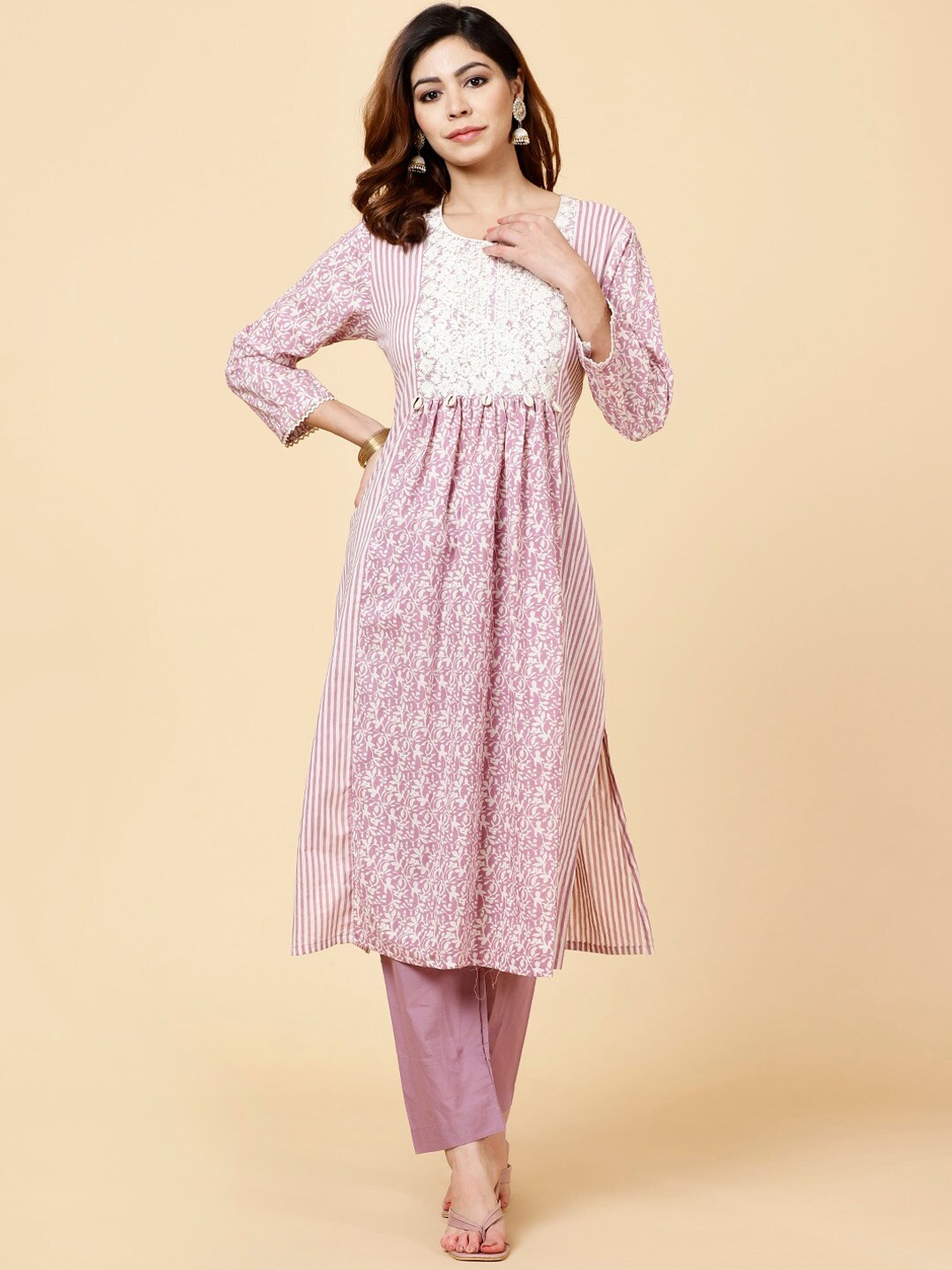 

Meena Bazaar Women Mauve Floral Printed Regular Thread Work Kurta with Trousers