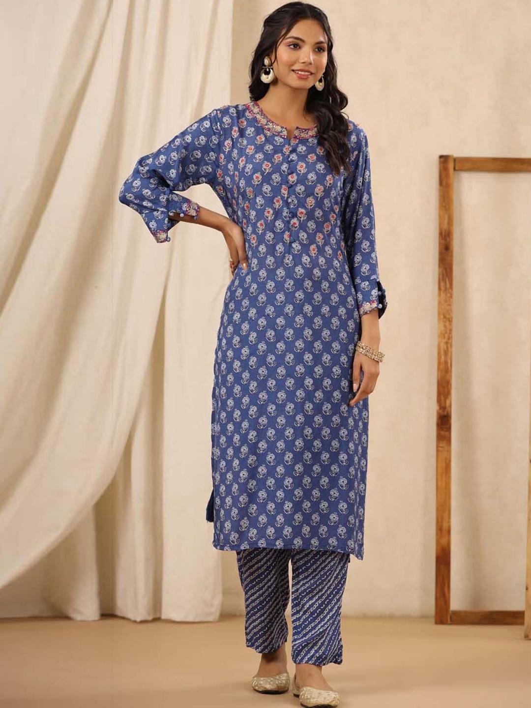 

Meena Bazaar Floral Printed Regular Kurta With Trousers, Blue