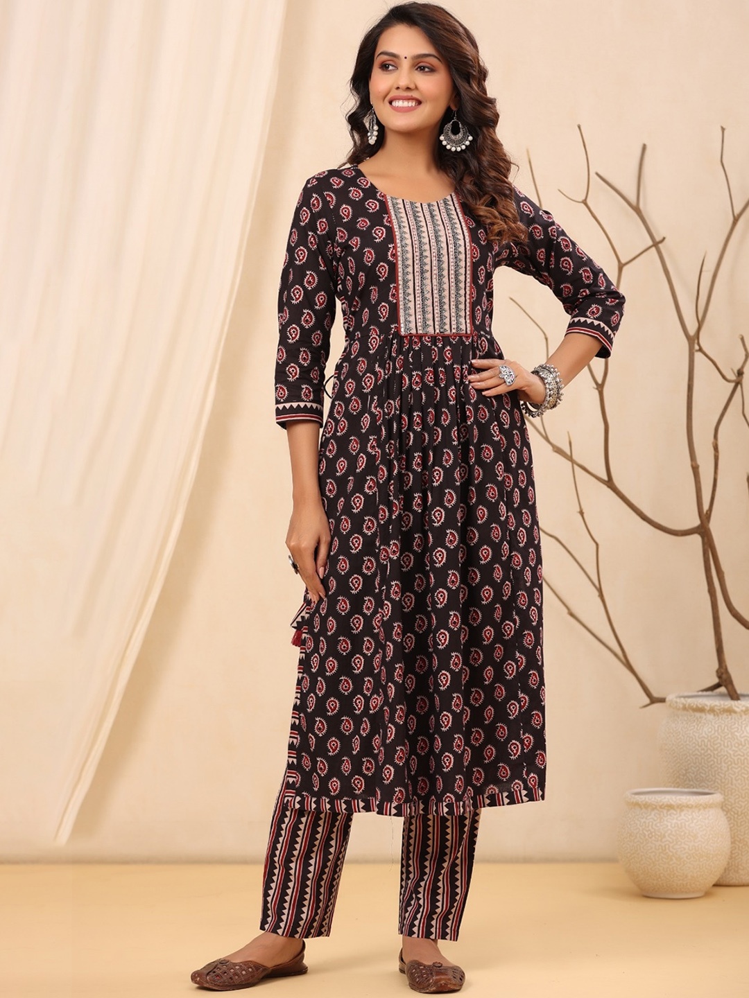 

Meena Bazaar Women Black Ethnic Motifs Printed Regular Kurta with Trousers