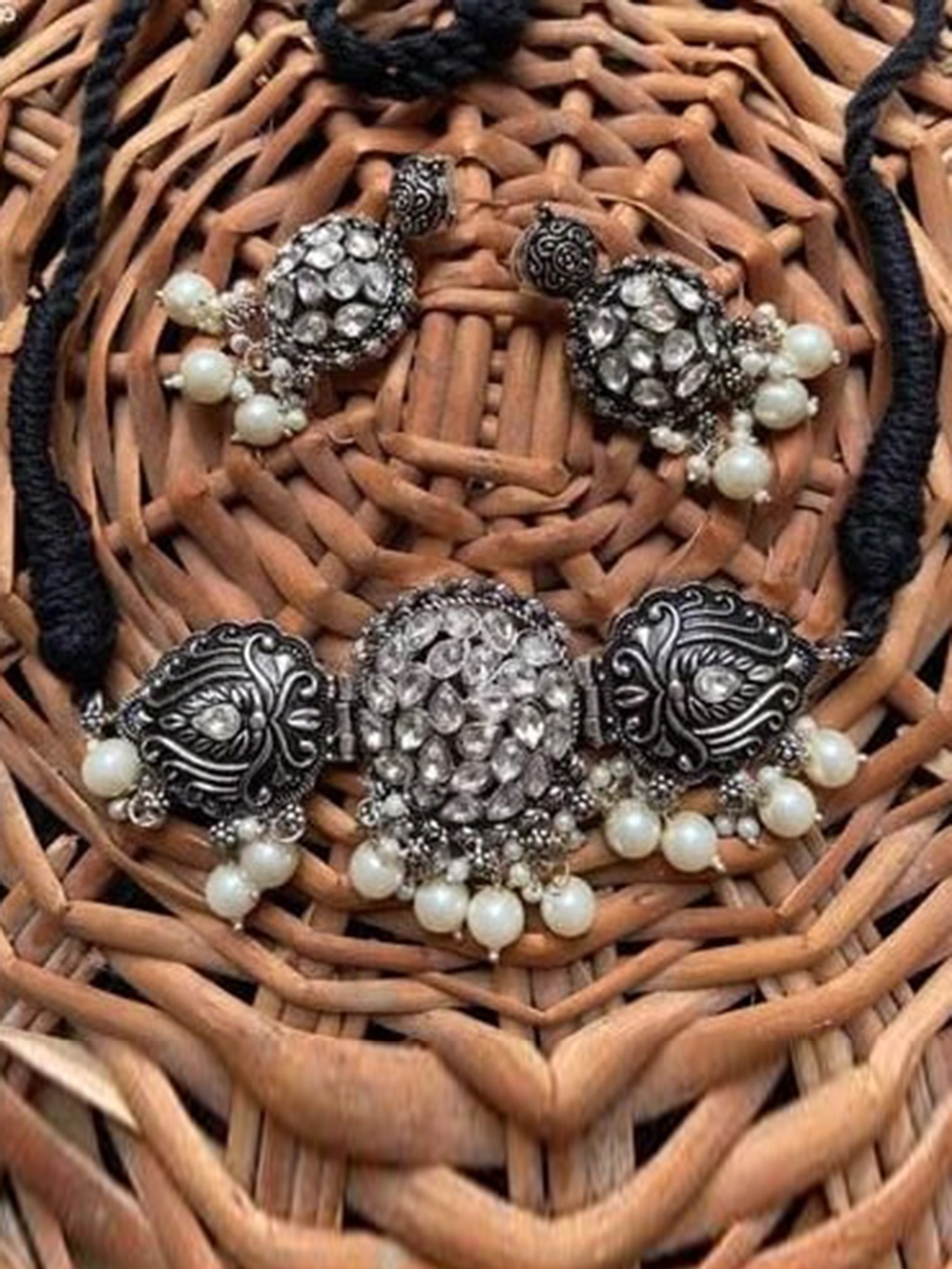 

Samridhi DC Silver-Plated Kundan Studded & Beaded Jewellery Set
