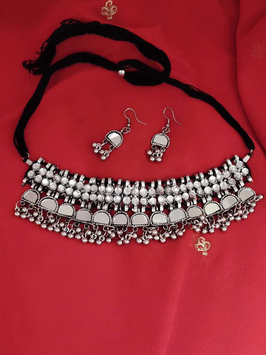 

Samridhi DC Silver-Plated Stone Studded & Beaded Jewellery Set
