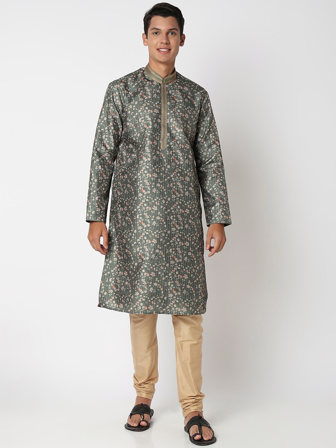 

Ethnicity Floral Embroidered Mandarin Collar Regular Kurta Cith Churidar, Green