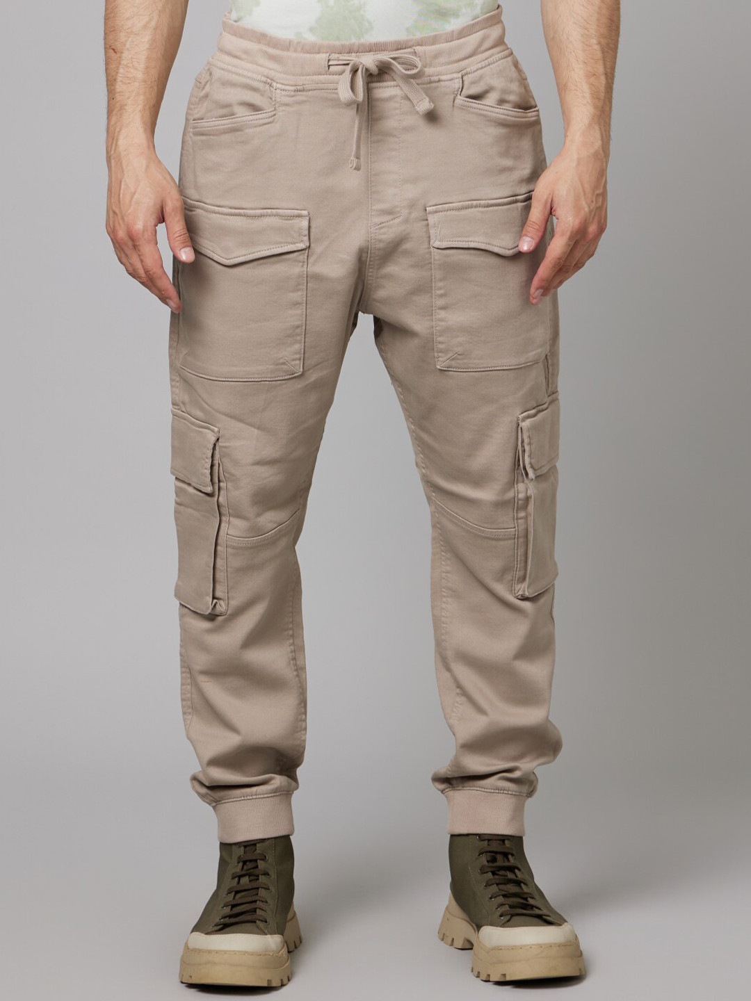 

Celio Men Cotton Mid-Rise Plain Cargos Trousers, Beige