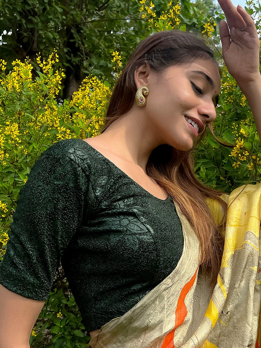 

Bindigasm's Advi Self-Design Stretchable Saree Blouse, Green