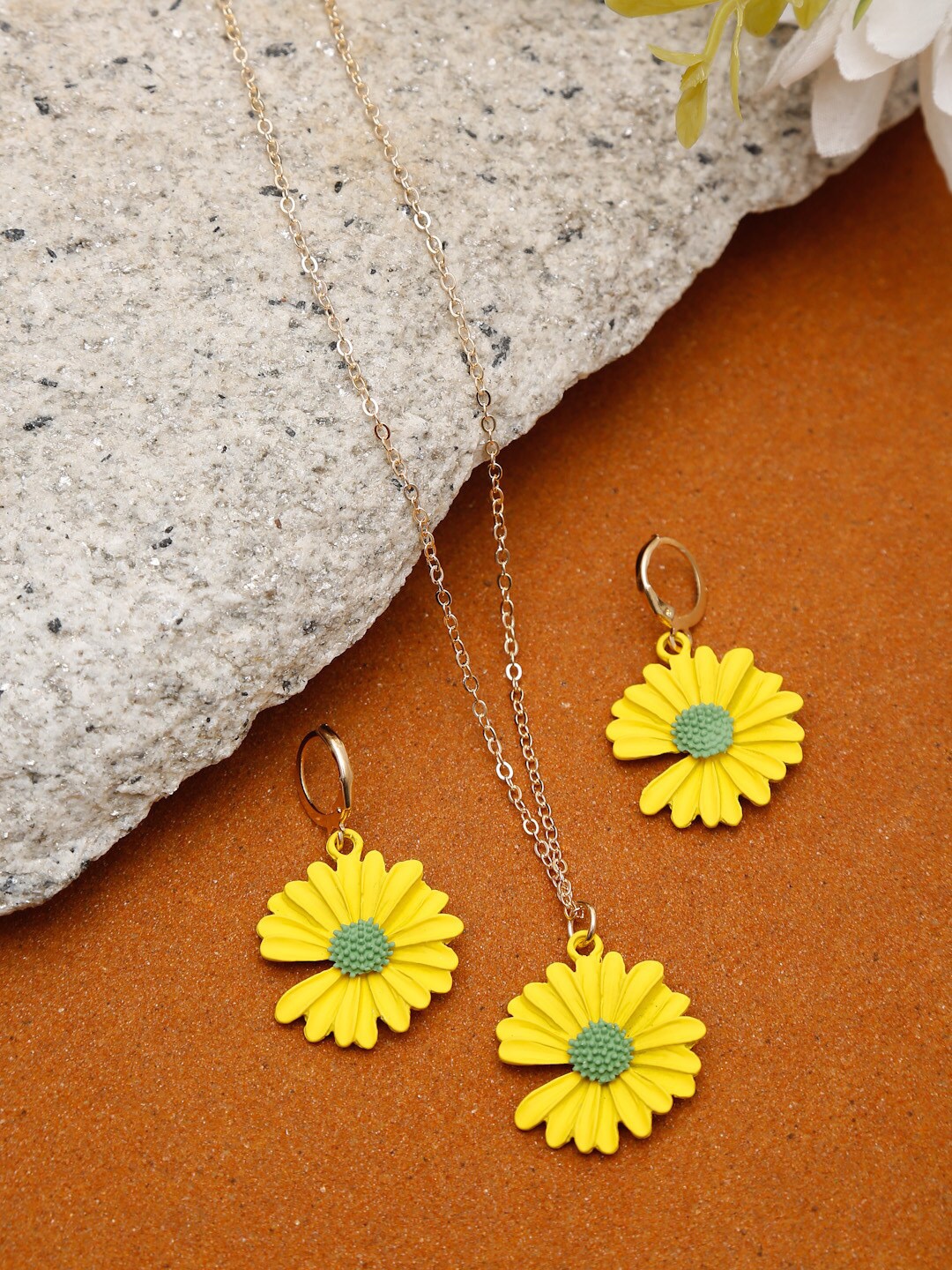 

DressBerry Gold-Plated Floral-Shaped Jewellery Set