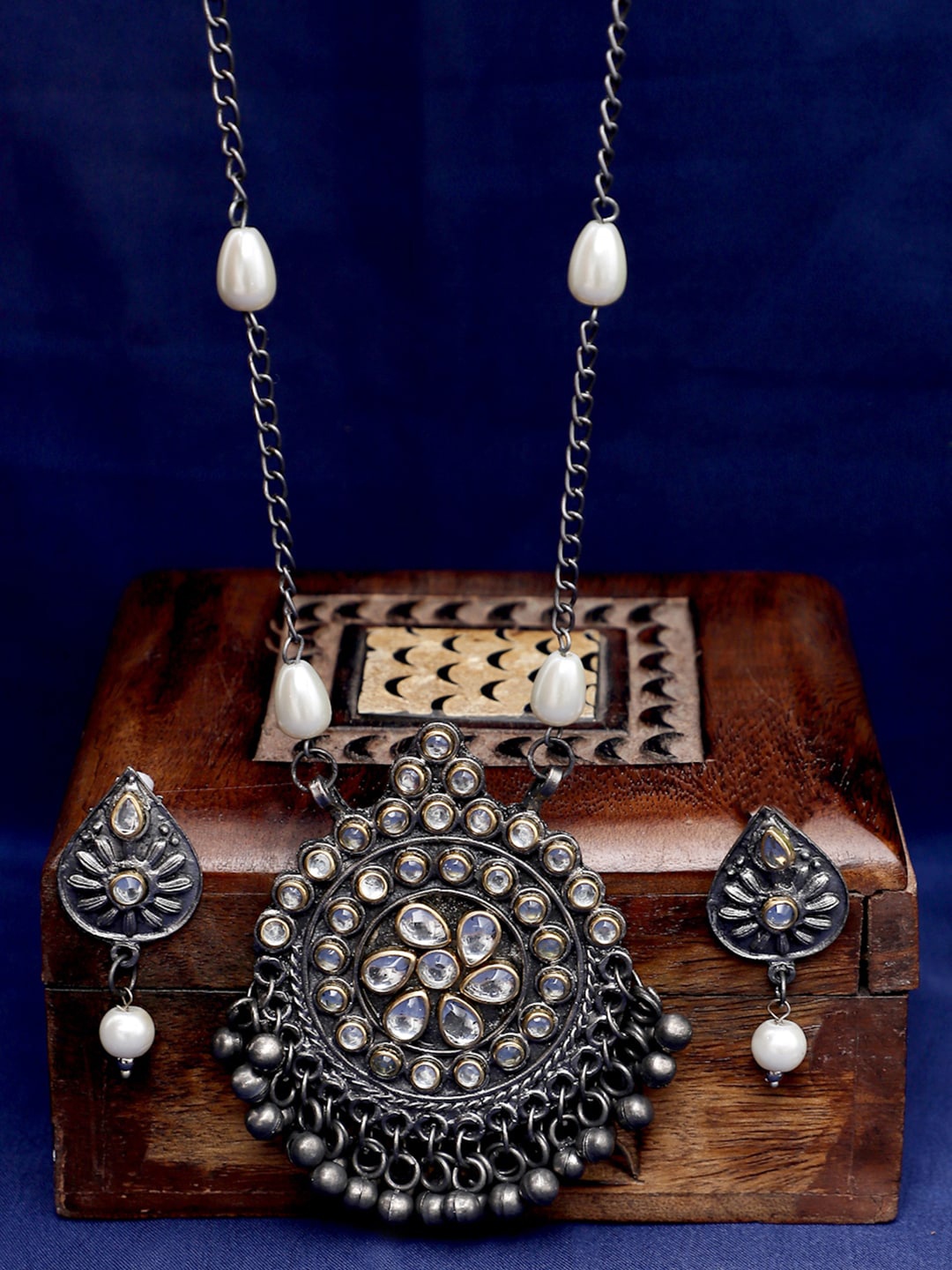 

Sangria Silver-Toned & White Silver Plated Stone-Studded & Beaded Jewellery Set