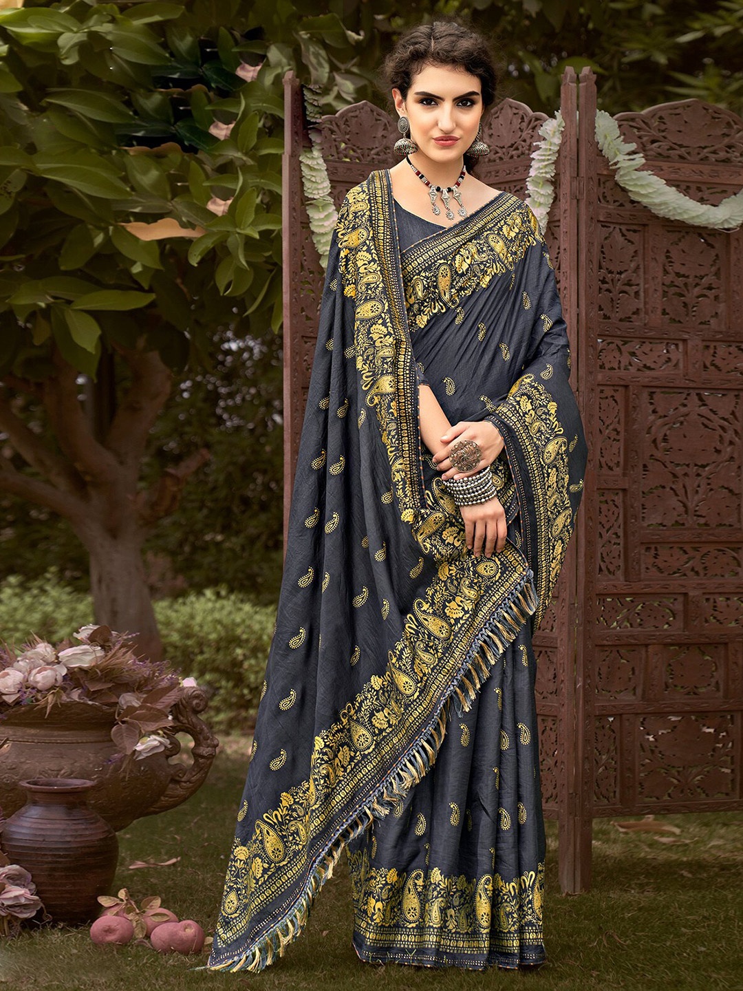 

ODETTE Paisley Printed Saree, Grey