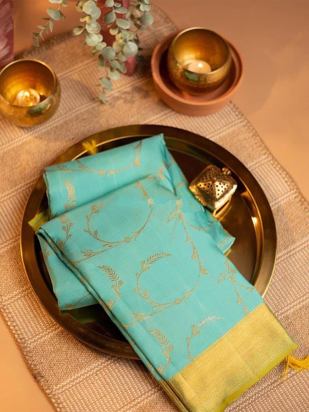 

DIVASTRI Floral Woven Design Zari Banarasi Saree, Green