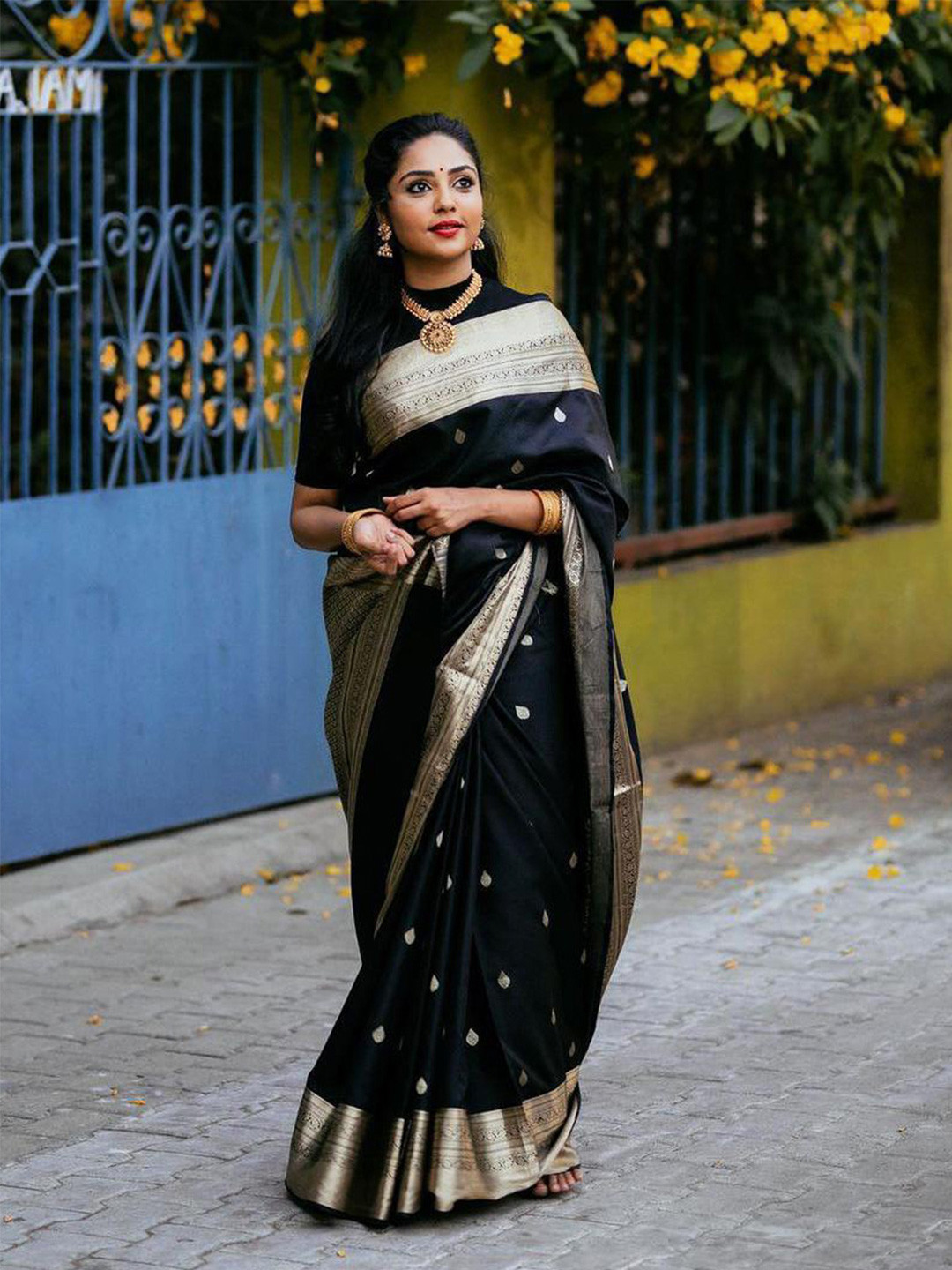 

DIVASTRI Ethnic Motif Woven Design Zari Banarasi Saree, Black