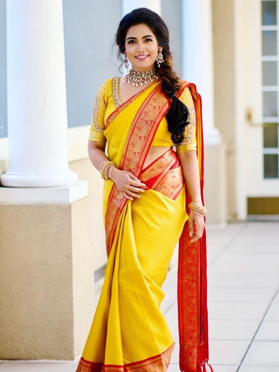 

DIVASTRI Geometric Woven Design Zari Banarasi Saree, Yellow