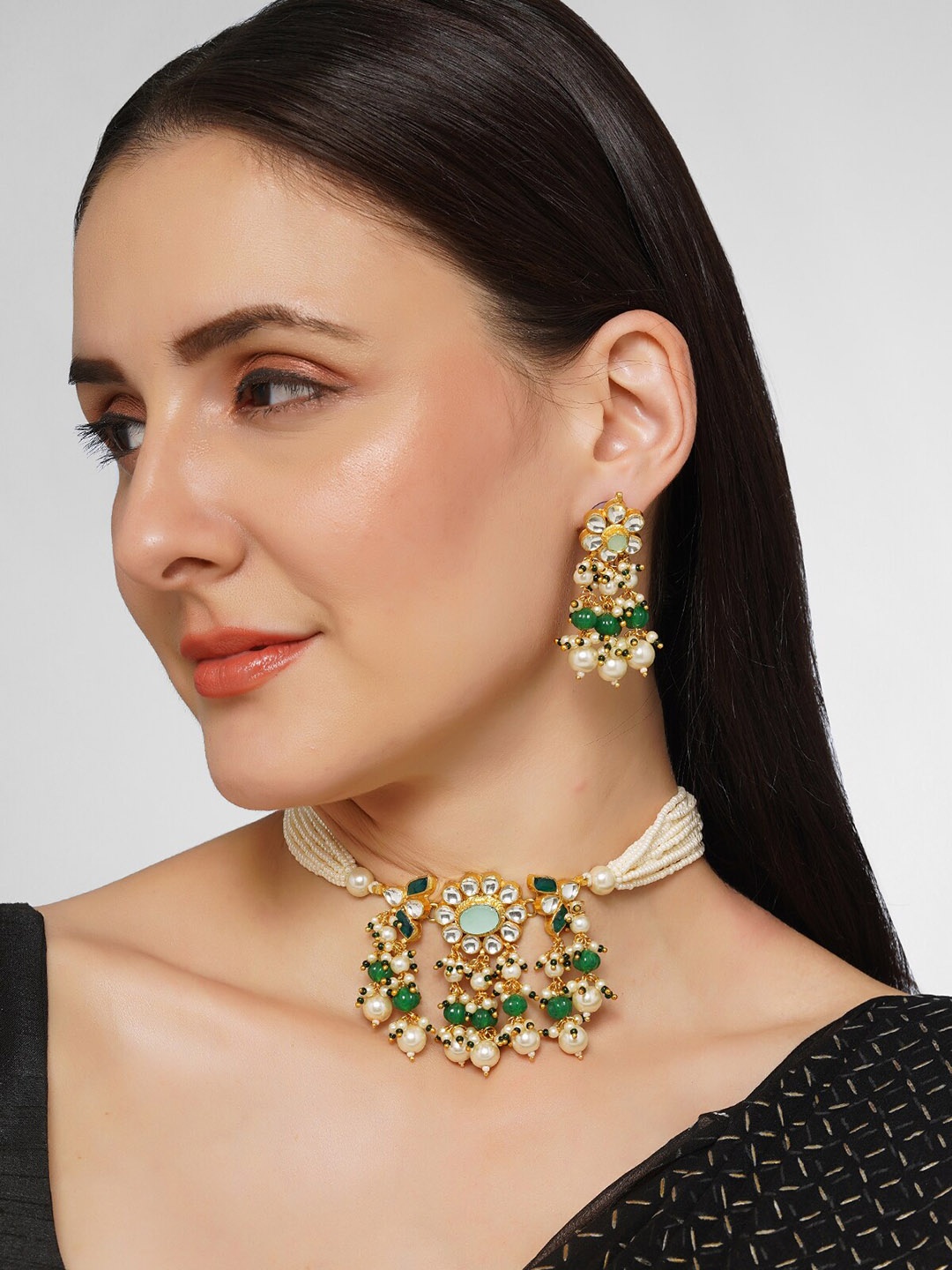 

AQUASTREET Gold-Plated Kundan Studded & Beaded Jewellery Set