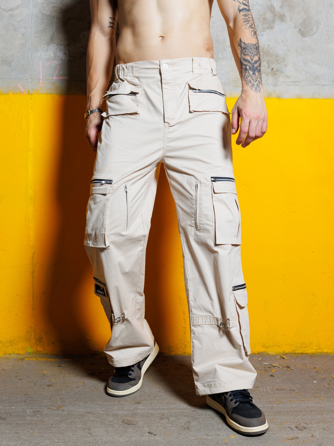 

UNRL Men Pure Cotton Solid Mid-Rise Loose Fit Cargos Trousers, Beige