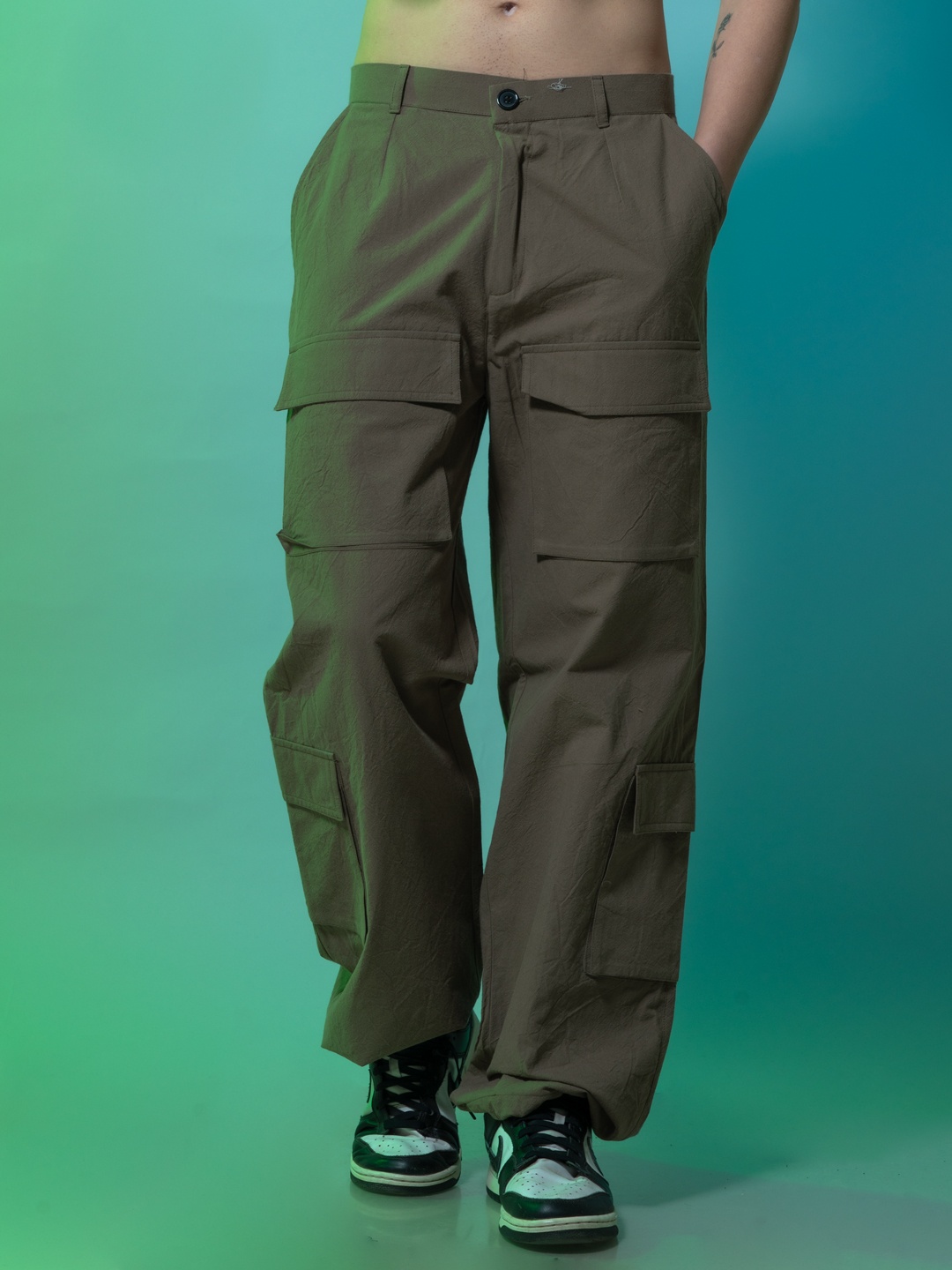 

UNRL Men Pure Cotton Flared Fit Cargos Trousers, Olive