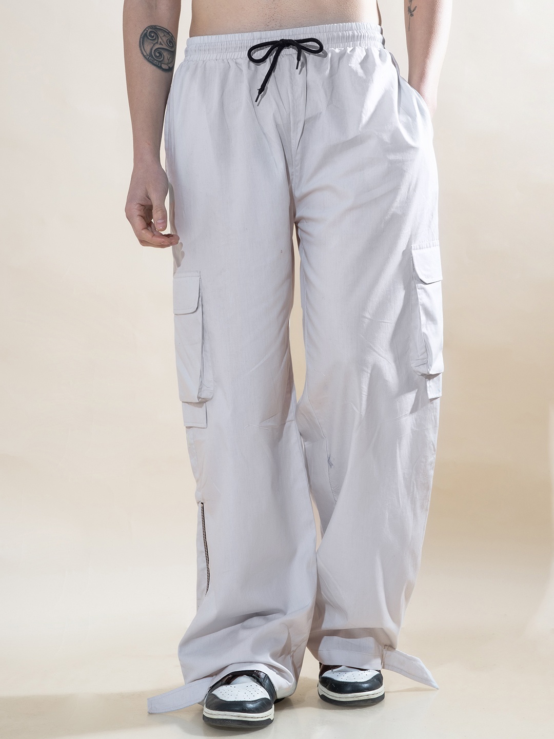 

UNRL Men Pure Cotton Loose Fit Cargos, Off white
