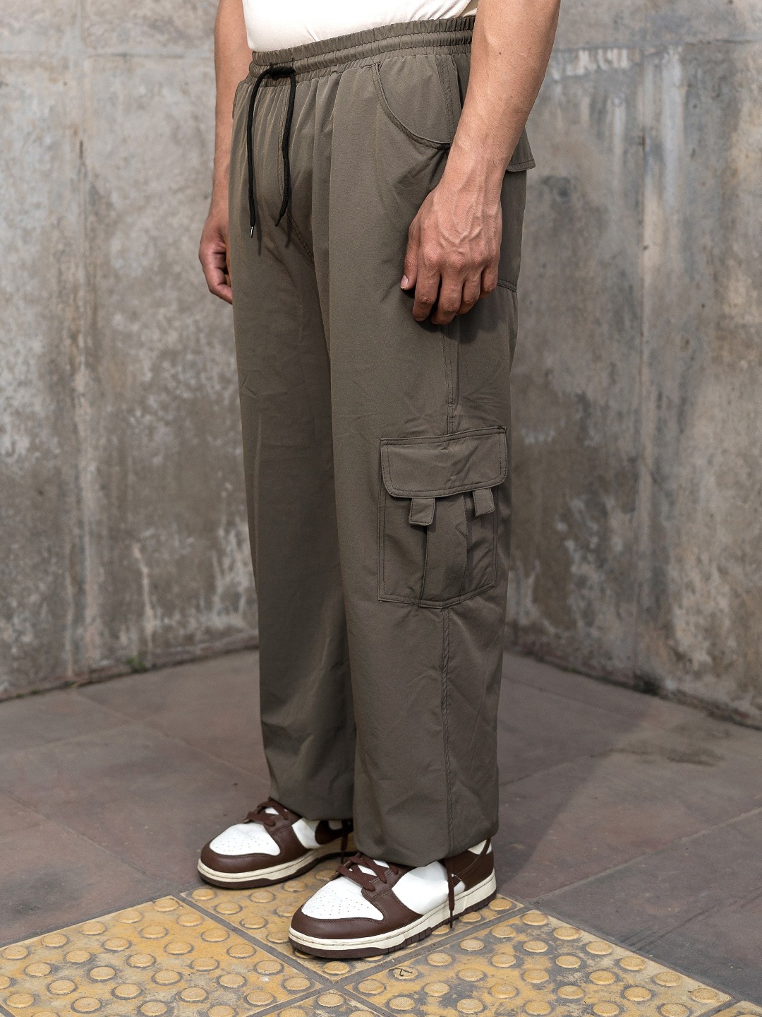

UNRL Men Pure Cotton Loose Fit Mid Rise Cargos Trousers, Grey