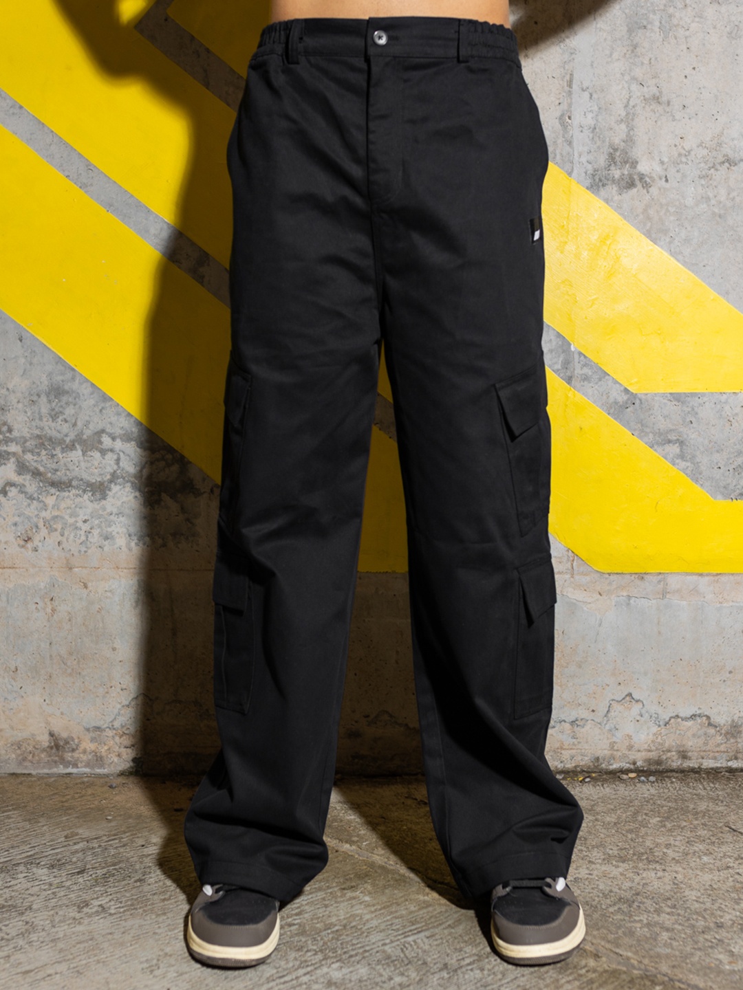 

UNRL Men Loose Fit Pure Cotton Cargos Trousers, Black